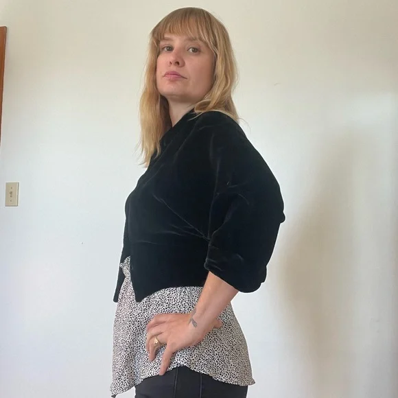 Vintage 50’s velvet half jacket. VERY CHIC! Think Marilyn at the Oscars. Sexy🔥 - Picture 5 of 5